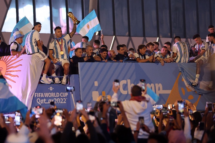 Argentina se pasea por Qatar con el trofeo de Campeón (VIDEO)
