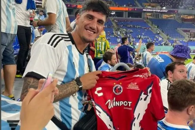 Peñalba celebra mundial de Argentina con playera del Tibu