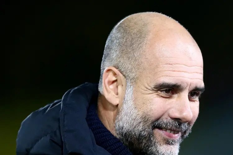 Guardiola le da un botellazo a un miembro del club rival (VIDEO)