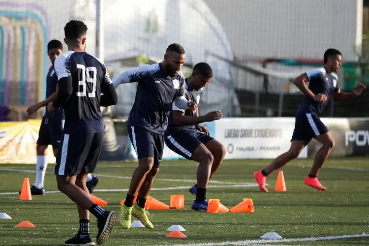 Futbolistas sin contrato entrenan esperando una oportunidad