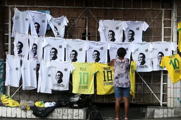 Brasileños acuden este lunes al velatorio de Pelé