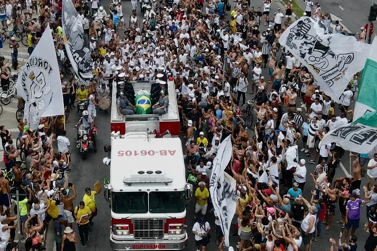Cuerpo de 'Pelé' recorre las principales calles de Santos 