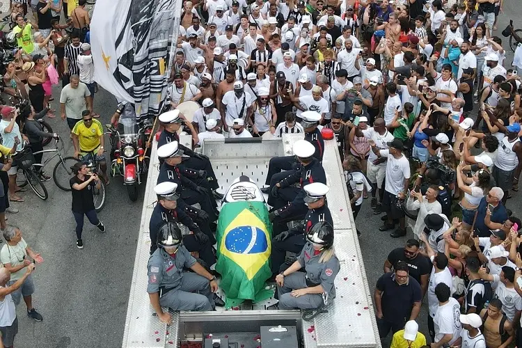 El ataúd de 'Pelé' llega al cementerio de Santos para su entierro