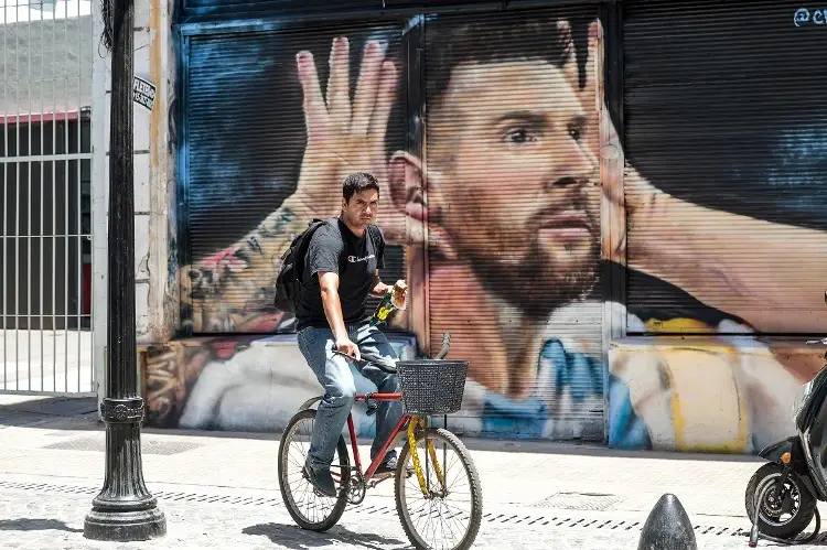 Messi y la Copa del Mundo: un idilio que decora las calles de Argentina