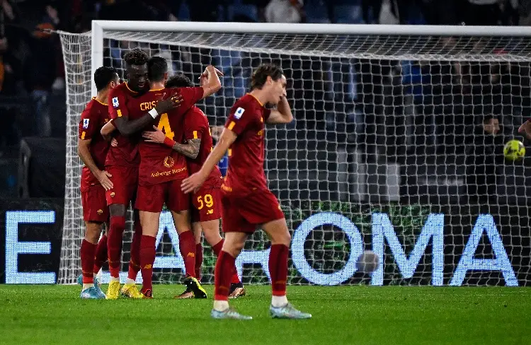 La Roma gana y se aferra en Italia