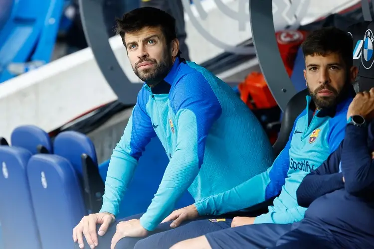 Piqué conduce un Twingo en respuesta a canción de Shakira (VIDEO)