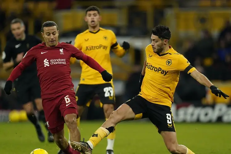 Liverpool acaba con los Wolves de Raúl Jiménez