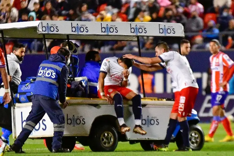 Chivas revela cuánto tiempo estará Alexis Vega sin poder jugar