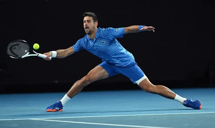 'Nole' sufre problemas físicos pero avanza en Australian Open