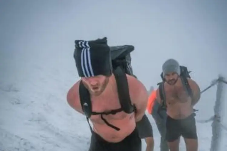 De campeón del mundo a escalar en la nieve semidesnudo