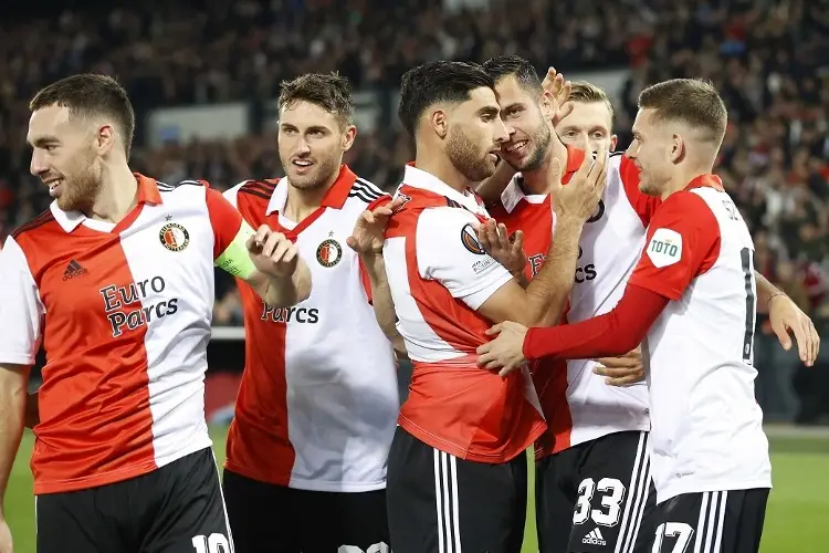 Santiago Giménez y el Feyenoord resisten ante el Ajax y mantienen el liderato