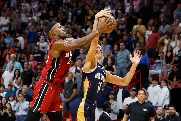 NBA: Miami Heat sobrevive a un duelo lleno de errores