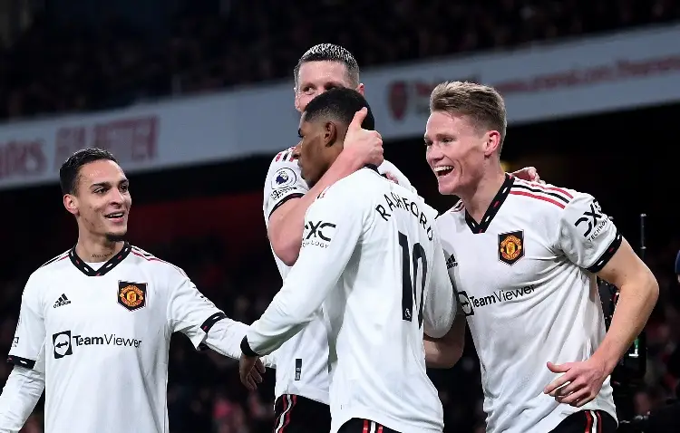 Manchester United golea y acaricia la final