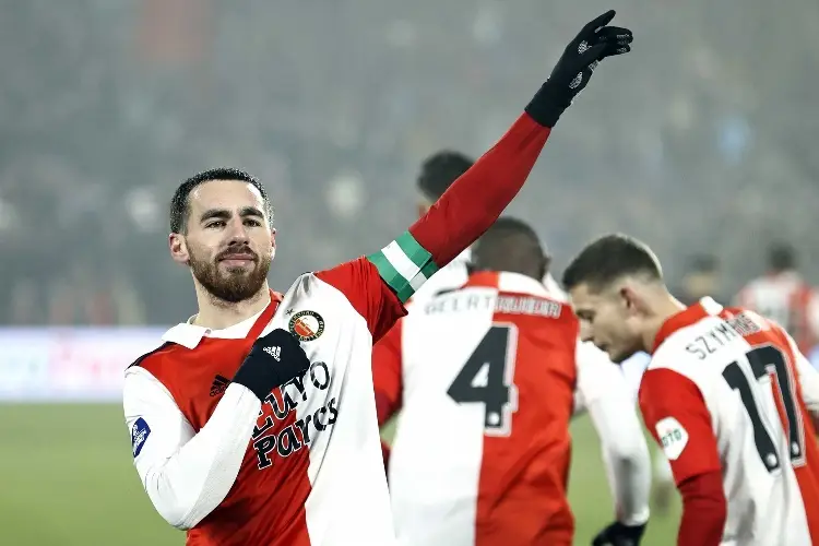 Feyenoord mantiene liderato con Santi Giménez en la cancha