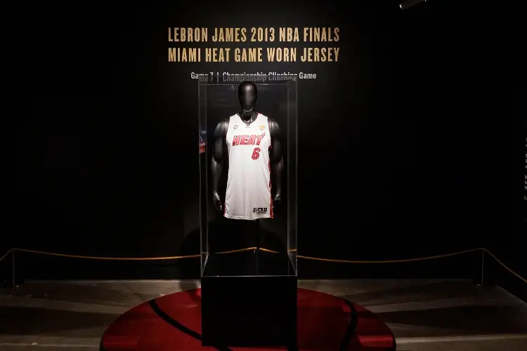 Venden por 3.68 millones de dólares un histórico jersey de LeBron James