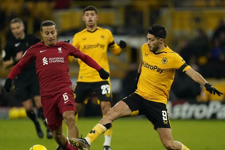 Raúl Jiménez y los Wolves golean a Liverpool 