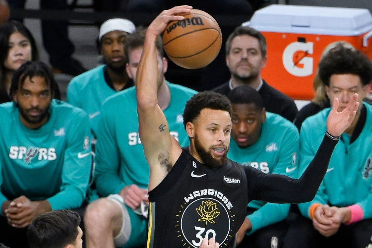 NBA: Stephen Curry enciende las alarmas tras salir lesionado con los Warriors