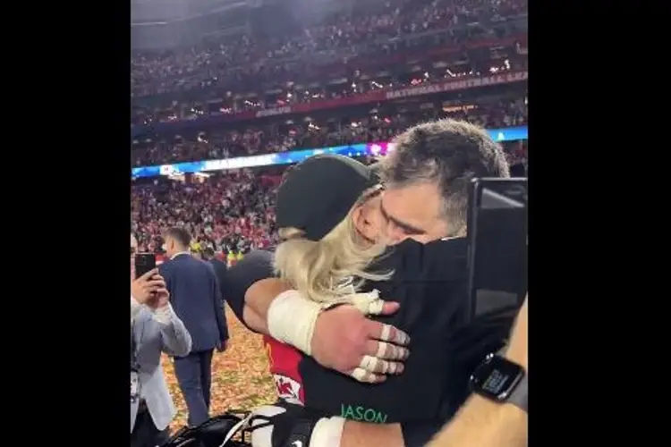 Jason Kelce consolado por su mamá tras perder el Super Bowl (VIDEO)