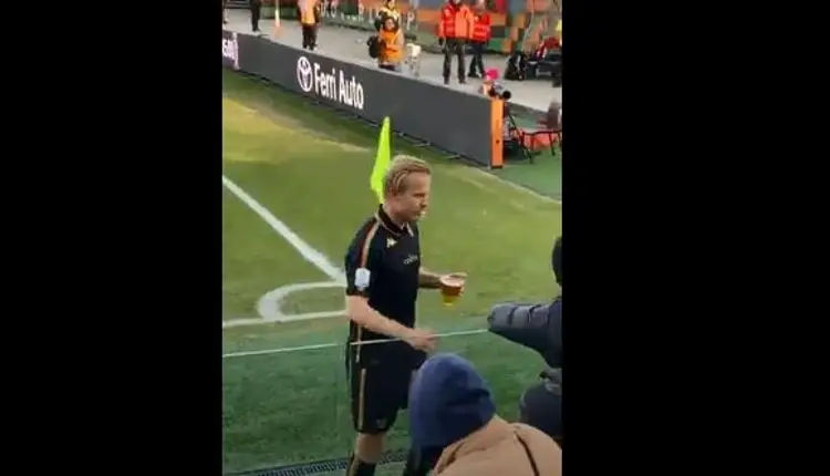 Lo sacan del partido y regresa con cerveza en la mano (VIDEO)