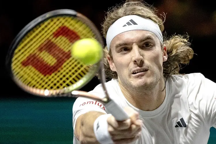 Tsitsipas resiste y va a los octavos en Rotterdam