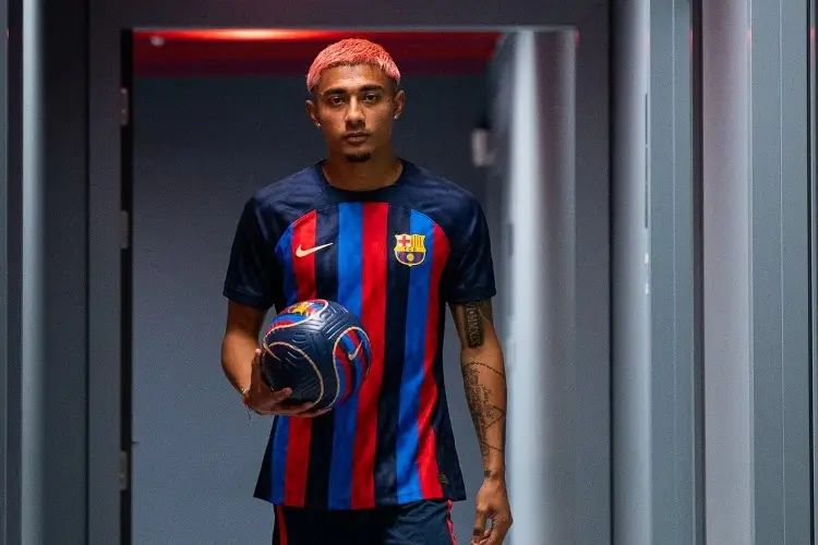 Barcelona le da la bienvenida al mexicano Julián Araujo