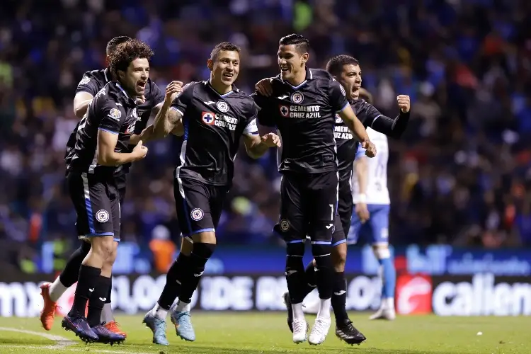Cruz Azul golea a Puebla y consigue primer triunfo del torneo