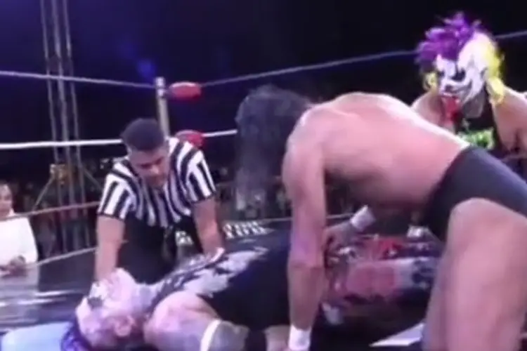 Luchador es hospitalizado tras recibir un castigo en la AAA (VIDEO)