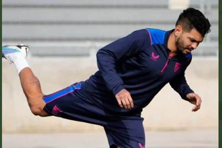 ¡Cuanto cariño! Jugadores del Sevilla reciben enérgicamente al 'Tecatito'