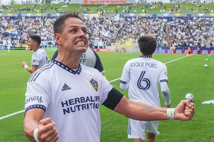 'Chicharito' marca un golazo de chilena en Times Square (VIDEO)