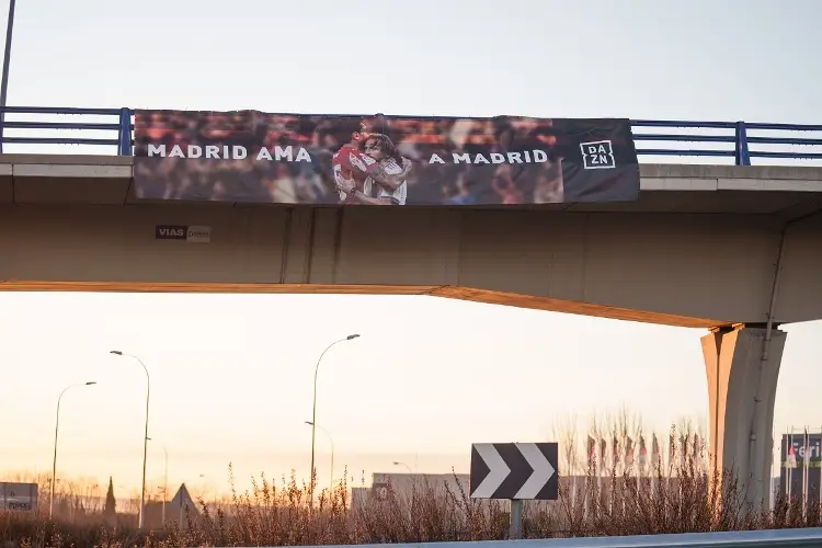 La pancarta contra el odio antes del Real Madrid vs Atlético