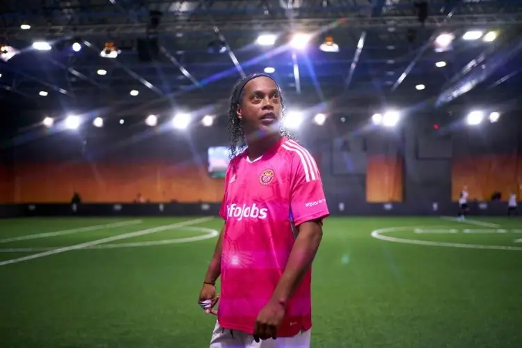 Ronaldinho reprocha cuando debuta en la Kings League (VIDEO)