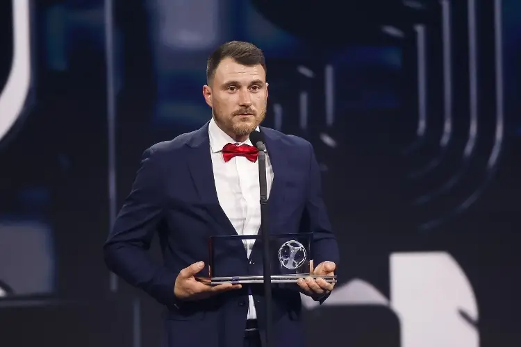 Macin Oleksy, premio Puskas de la FIFA por su gol con muletas (VIDEO)