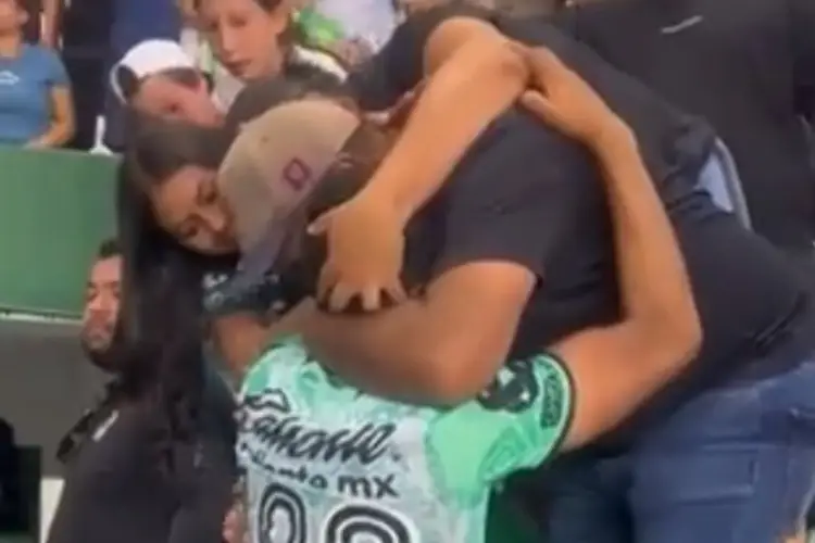 Rompe en llanto con su familia tras anotar su primer gol en la Liga MX (VIDEO)