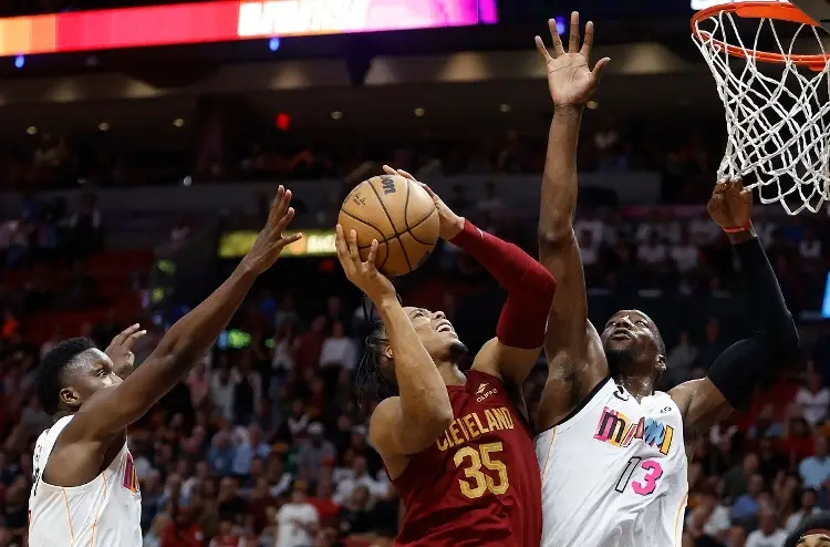 Cleveland gana en Miami y se afianza en la cuarta posición