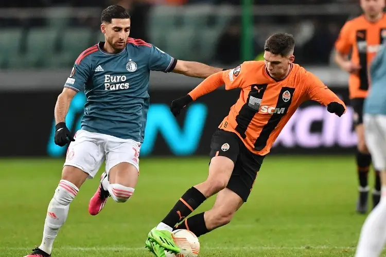 Santi Giménez se lesiona y Feyenoord empata en la Europa League