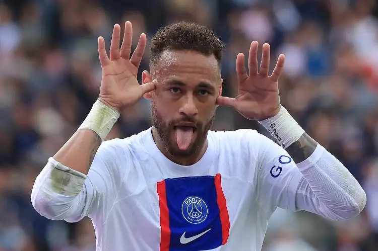 Operan a Neymar de los ligamentos del tobillo