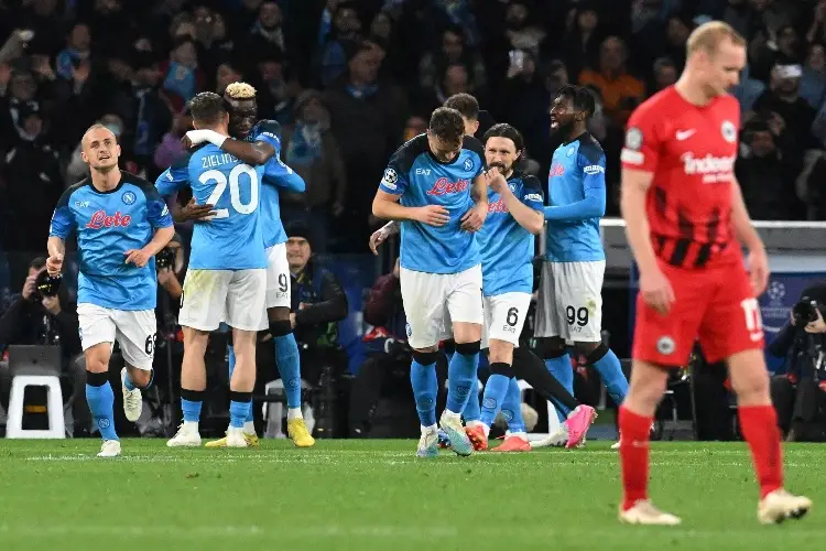 Napoli deja en el camino a Frankfurt y avanza en Champions