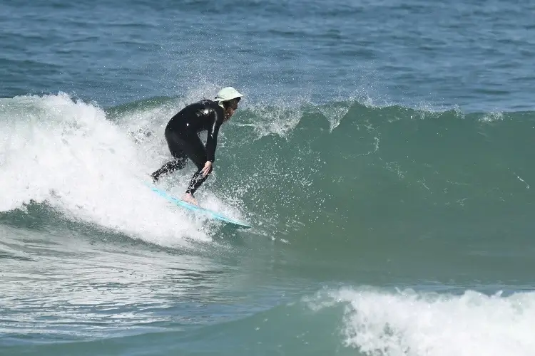 Rompe récord tras surfear por más de 30 horas seguidas  