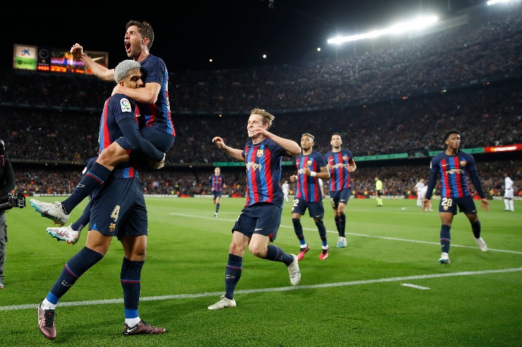 Barcelona consigue agónico triunfo ante Real Madrid