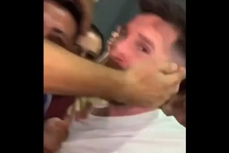 Locura por tocar a Messi (VIDEO)