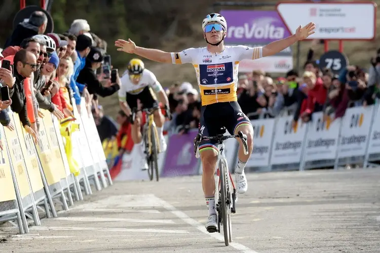 Evenepoel bate a Roglic