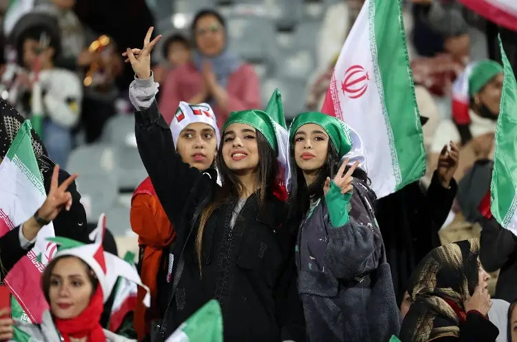 Irán permite la asistencia de mujeres a un partido de fútbol internacional