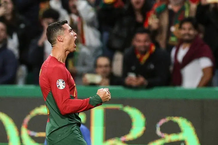 Doblete de Cristiano en goleada de Portugal rumbo a la Euro