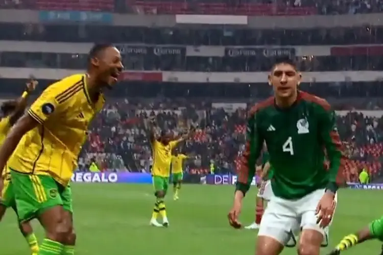 Le gritan y se ríen en la cara de Edson por el autogol (VIDEO)