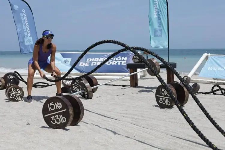 Gimnasio rústico en la playa de Veracruz en Semana Santa