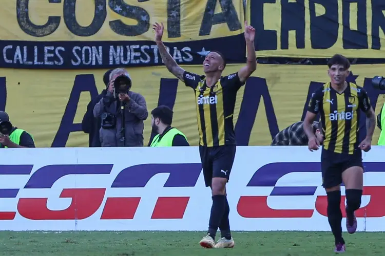 Peñarol gana el Clásico de Uruguay para mantenerse en la cima