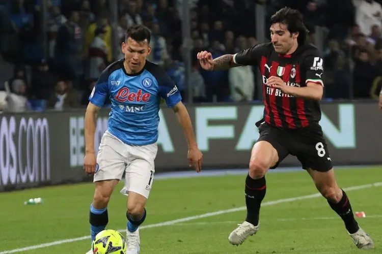Milan destroza al Napoli del 'Chucky' Lozano 