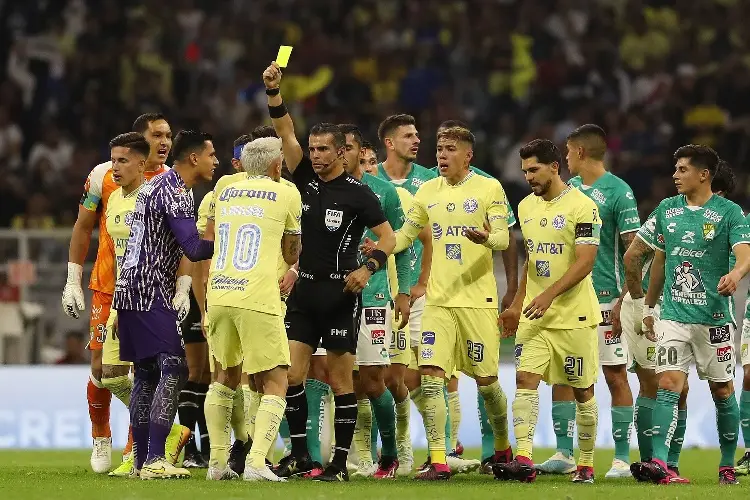 Árbitro Fernando Hernández se disculpa tras agredir a jugador