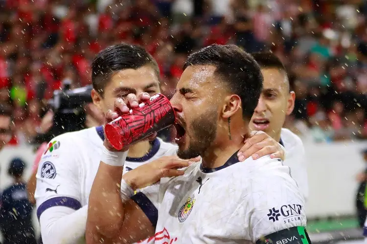 Alexis Vega toma de un vaso de la tribuna, lo escupe después ¿Era cerveza? (VIDEO)