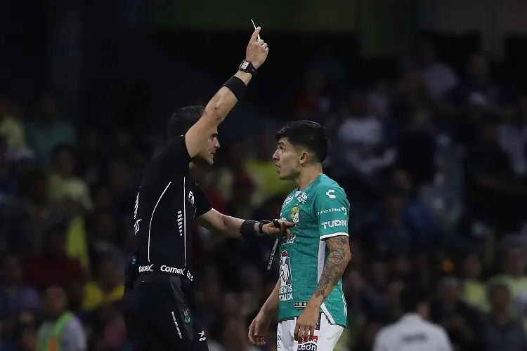 Confirman sanción al árbitro que agredió a un futbolista del León 